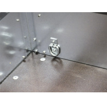 Zurröse zur Ladungssicherung an der Seitenwand im Innenraum eines Anhängers.