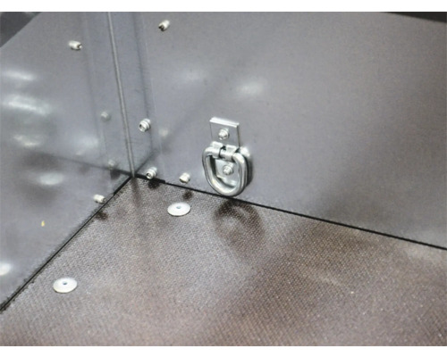 Zurröse zur Ladungssicherung an der Seitenwand im Innenraum eines Anhängers.