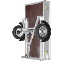 Remorque pour voiture en position verticale pour un rangement peu encombrant avec vue sur le châssis et les roues.