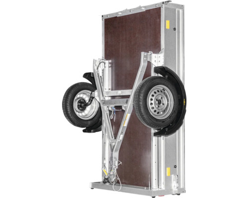 Remorque pour voiture en position verticale pour un rangement peu encombrant avec vue sur le châssis et les roues.