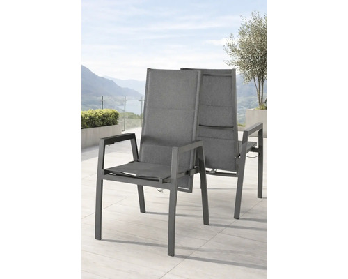 Zwei moderne Garten-Hochlehner mit anthrazitfarbenem Aluminiumgestell und grauem Textilgewebe auf einer hellen Terrasse mit Bergblick.