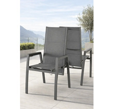Zwei moderne Garten-Hochlehner mit anthrazitfarbenem Aluminiumgestell und grauem Textilgewebe auf einer hellen Terrasse mit Bergblick.