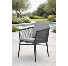 Moderner Gartenstuhl mit Seilgeflecht, Metallgestell und grauen Polstern auf einer Terrasse am Pool.