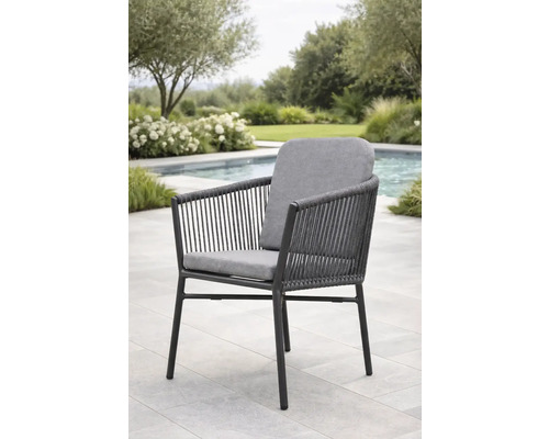 Moderner Gartenstuhl mit Seilgeflecht, Metallgestell und grauen Polstern auf einer Terrasse am Pool.