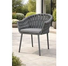 Moderner Gartenstuhl mit grauem Seilgeflecht, Metallgestell und Sitzkissen auf einer hellen, gepflasterten Terrasse mit Pflanzen.