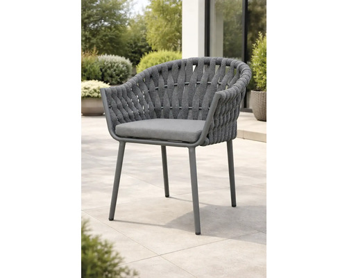 Moderner Gartenstuhl mit grauem Seilgeflecht, Metallgestell und Sitzkissen auf einer hellen, gepflasterten Terrasse mit Pflanzen.