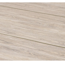 Nahaufnahme einer Oberfläche in Holzoptik mit Maserung und Fugen zwischen den Dielen.