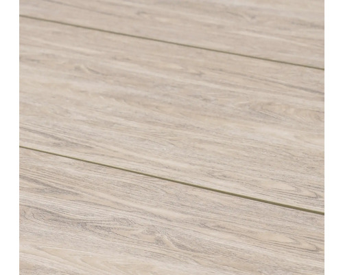 Nahaufnahme einer Oberfläche in Holzoptik mit Maserung und Fugen zwischen den Dielen.