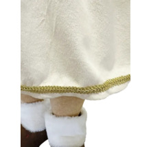 Nahaufnahme einer Dekofigur mit weichem Stoffgewand, goldener Borte am Saum und weissen flauschigen Stiefeln.