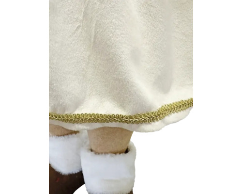 Nahaufnahme einer Dekofigur mit weichem Stoffgewand, goldener Borte am Saum und weissen flauschigen Stiefeln.