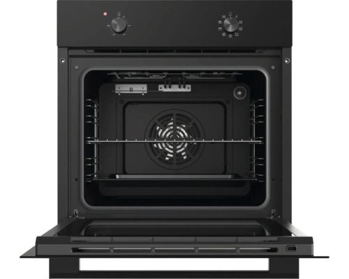 Schwarzer Einbaubackofen mit geöffneter Tür, inklusive Backrost, Backblech und Umluftventilator im Innenraum.