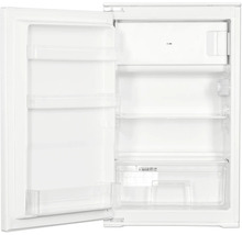 Réfrigérateur encastrable blanc avec porte ouverte, intérieur avec clayettes, compartiment congélateur et bac à légumes.