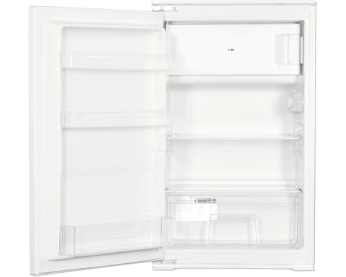 Réfrigérateur encastrable blanc avec porte ouverte, intérieur avec clayettes, compartiment congélateur et bac à légumes.