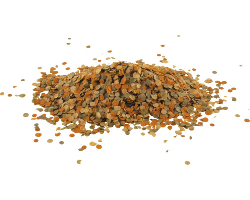 Tas de nourriture pour poissons d'aquarium sous forme de petites pastilles rondes.