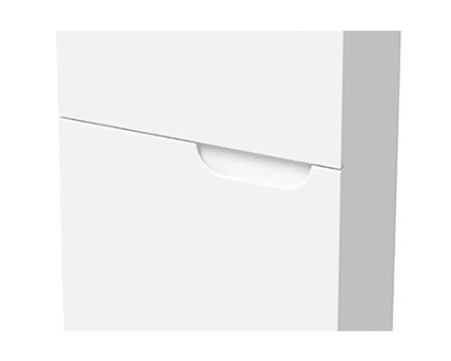 Weisse Schrankfront mit integrierter Griffmulde.