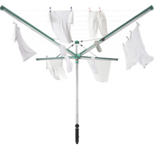 Séchoir parapluie vert en métal avec du linge blanc suspendu comme des t-shirts et des chaussettes.