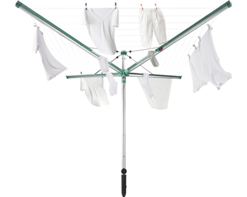 Séchoir parapluie vert en métal avec du linge blanc suspendu comme des t-shirts et des chaussettes.