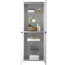 Armoire haute de salle de bain blanche ouverte avec intérieur gris et étagères en verre, organisée avec des serviettes et des soins.