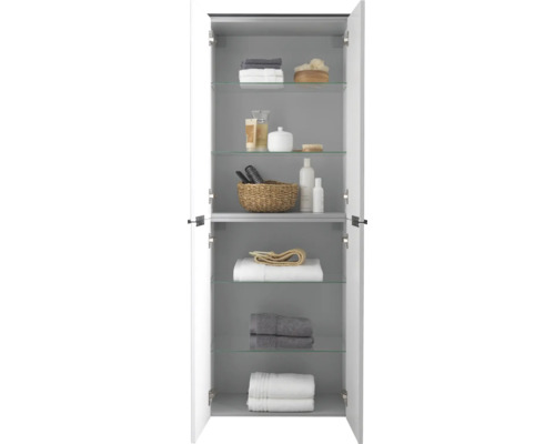 Armoire haute de salle de bain blanche ouverte avec intérieur gris et étagères en verre, organisée avec des serviettes et des soins.