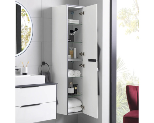 Armoire haute de salle de bain blanche suspendue avec porte ouverte, étagères en verre et articles de toilette dans une salle de bain moderne.