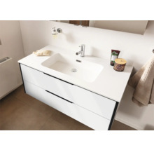 Weißer Waschtischunterschrank mit zwei Schubladen und integriertem Waschbecken sowie verchromter Armatur in einem hellen Badezimmer.