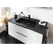 Moderner Waschtischunterschrank mit zwei weißen Schubladen, schwarzer Waschtischplatte mit integriertem Becken und schwarzer Armatur.