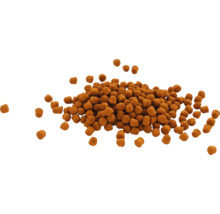 Granulés alimentaires bruns de forme irrégulière.