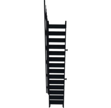 Schwarze Metalltreppe mit flachen Stufen und seitlichen Holmen.