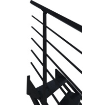 Treppengeländer aus schwarzem Metall mit flachem Handlauf und horizontalen Stäben.