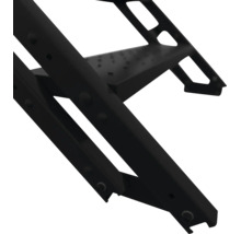 Detailansicht einer schwarzen Metallstufe mit rutschhemmender Oberfläche für eine Leiter oder Treppe.