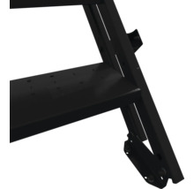 Nahaufnahme einer schwarzen Metallstufe und Seitenreling eines Leiter- oder Treppensystems.