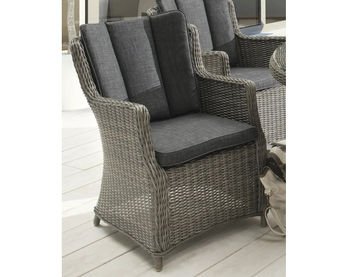 Fauteuil de jardin en résine tressée avec coussins d assise et de dossier gris.