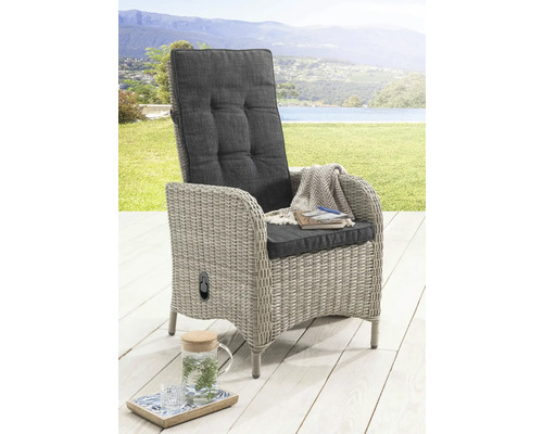Fauteuil de jardin inclinable en polyrotin avec dossier haut et coussins foncés sur une terrasse en bois clair.