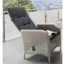 Fauteuil de jardin réglable en polyrotin gris avec coussin gris foncé sur un balcon.