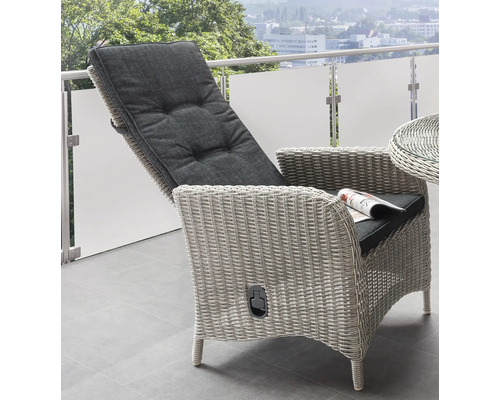 Fauteuil de jardin réglable en polyrotin gris avec coussin gris foncé sur un balcon.