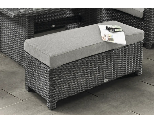 Pouf de jardin gris en résine tressée avec coussin gris clair sur une terrasse.
