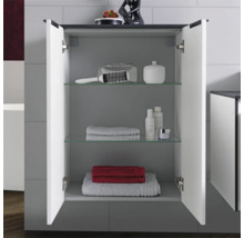 Armoire murale de salle de bain ouverte en blanc et gris avec deux étagères en verre, serviettes et produits de soin.