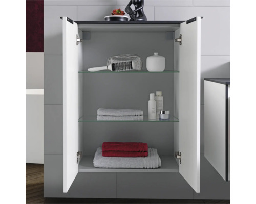 Armoire murale de salle de bain ouverte en blanc et gris avec deux étagères en verre, serviettes et produits de soin.