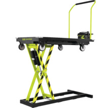 Table élévatrice à ciseaux Zipper avec plateforme noire, Zipper Logo, bras jaunes avec bandes noires et quatre roues.