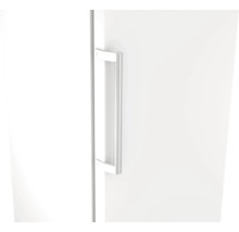 Poignée de meuble verticale en métal sur une porte blanche.