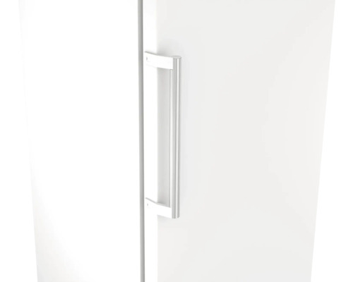 Poignée de meuble verticale en métal sur une porte blanche.