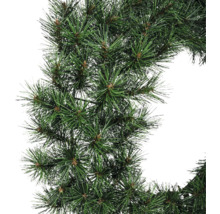 Künstliche Kieferngirlande mit langen grünen Nadeln und kleinen braunen Knospen zur Weihnachtsdekoration.