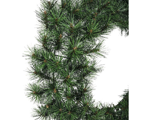 Künstliche Kieferngirlande mit langen grünen Nadeln und kleinen braunen Knospen zur Weihnachtsdekoration.
