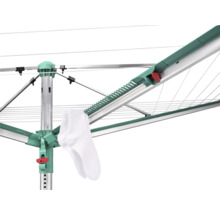 Vue détaillée d un séchoir parapluie en aluminium avec des éléments en plastique vert et une chaussette blanche.