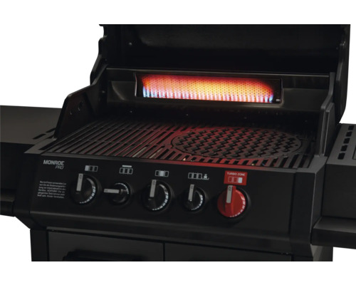 Barbecue à gaz Monroe Pro avec brûleur arrière infrarouge allumé, grilles de cuisson et boutons de commande avec régulateur Turbo Zone.