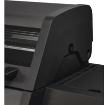 Vue détaillée du couvercle noir et de la charnière de la tablette latérale d'un barbecue à gaz.