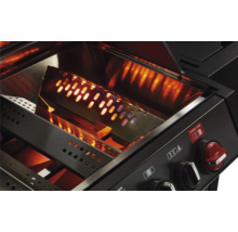 Détail d'un barbecue à gaz avec Turbo Zone activée et diffuseurs de chaleur incandescents en acier inoxydable.