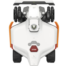 Vue de dessus d'un robot tondeuse blanc avec quatre roues motrices, pneus noirs et bouton d'arrêt rouge.