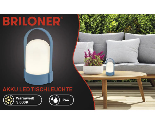 Briloner Logo, lampe de table LED à batterie pour extérieur, lumière blanc chaud 3000 Kelvin, protection IP44, portable avec poignée sur une table.