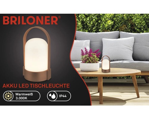 Briloner Logo, lampe de table LED sans fil sur table en bois dans jardin avec canapé et haie, blanc chaud 3000 Kelvin, protection IP44.